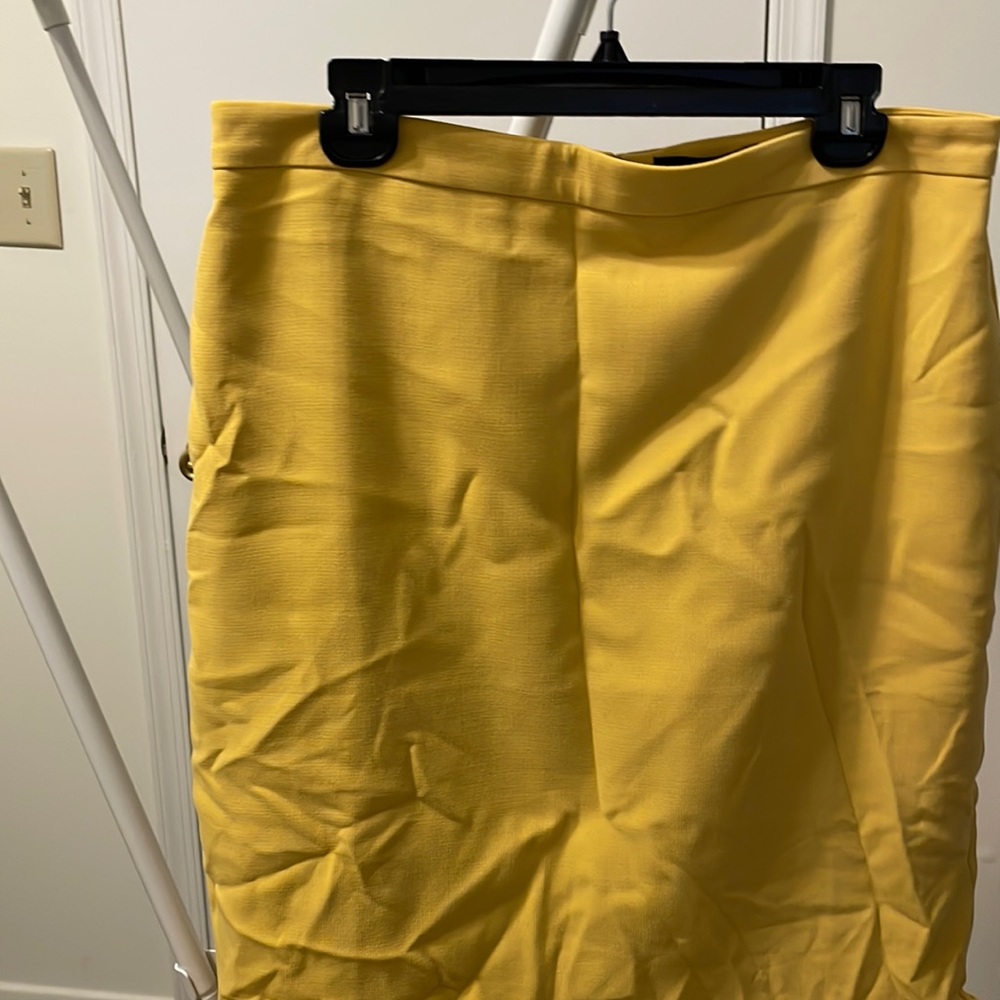 Show stopping ruffled bottom skirt.